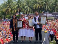 1682 Pasangan Anak dan Orang tua Mainkan Alat Musik Angklung di Alun-Alun Jember dan Raih Rekor MURI