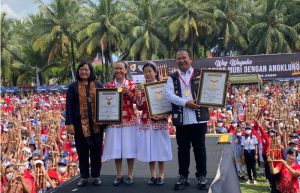 1682 Pasangan Anak dan Orang tua Mainkan Alat Musik Angklung di Alun-Alun Jember dan Raih Rekor MURI