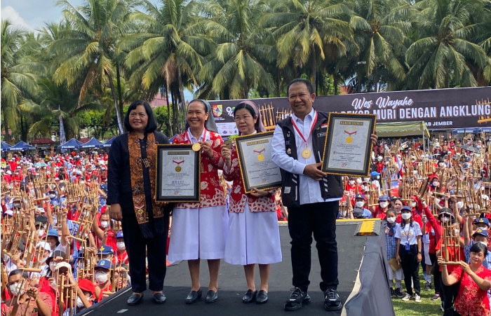 1682 Pasangan Anak dan Orang tua Mainkan Alat Musik Angklung di Alun-Alun Jember dan Raih Rekor MURI