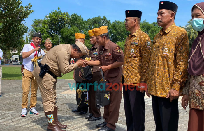 Bupati Bersama Pejabat di Lingkungan Pemkab Jember Kenakan Pakaian Ala Pejuang di Peringatan Hari Pahlawan