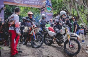 Bupati Jember Lepas Ribuan Peserta Adventure Trail di Pantai Papuma