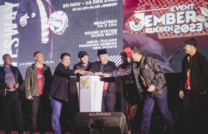 Bupati Jember Resmikan Nobar Pesta Bola Piala Dunia di Alun-Alun