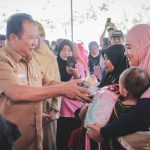 Bupati Jember Salurkan BLT DBHCHT Kepada Warga Kecamatan Jelbuk