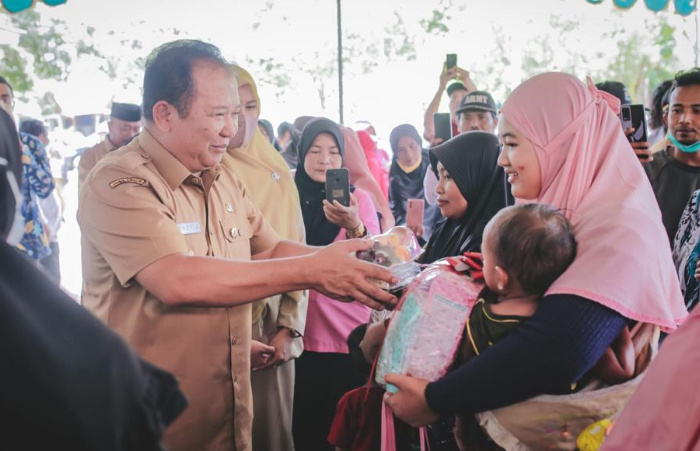 Bupati Jember Salurkan BLT DBHCHT Kepada Warga Kecamatan Jelbuk