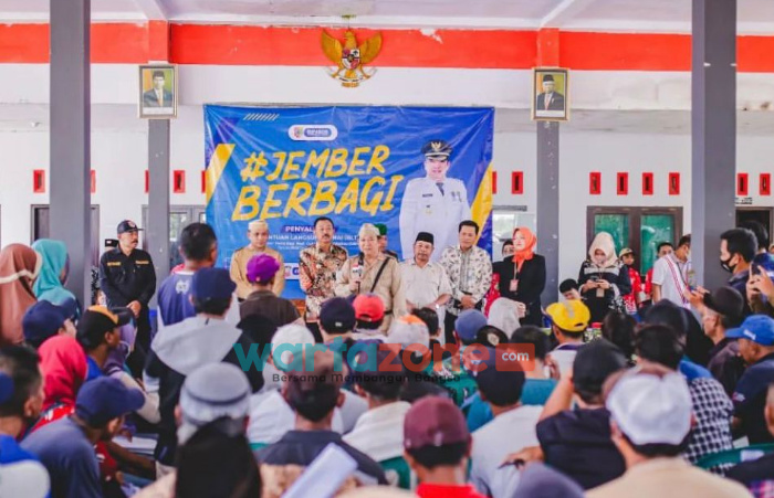 Bupati Jember Salurkan BLT-DBHCHT Untuk Warga di Kecamatan Mumbulsari