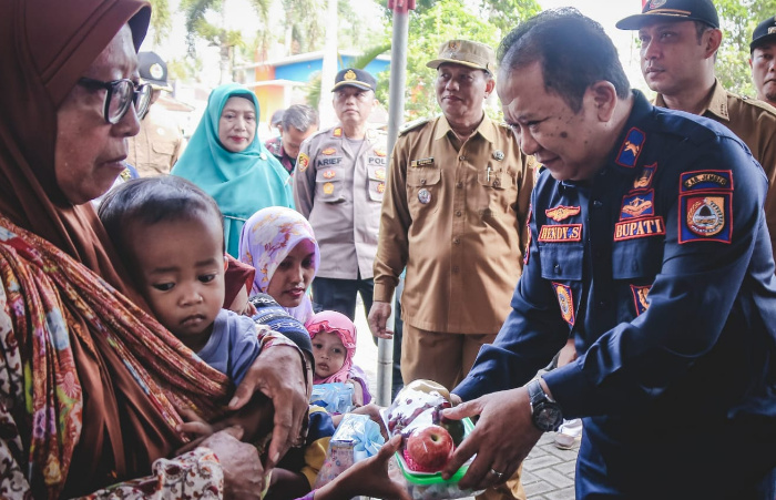 Bupati Jember Salurkan BLT DBHCHT kepala Warga Tiga Desa dalam Sehari