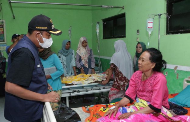 Bupati Sumenep Turun ke Lokasi Banjir Pragaan, Sambangi Ponpes Al-Amin hingga Pasien di Puskesmas
