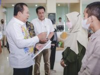 Cerita Haru Bupati Jember saat Bagikan Santunan Kematian BPJS Ketenagakerjaan