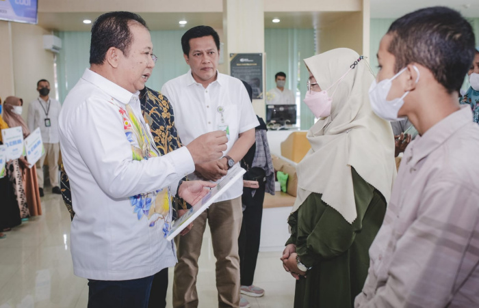 Cerita Haru Bupati Jember saat Bagikan Santunan Kematian BPJS Ketenagakerjaan
