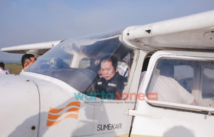 Gunakan Pesawat, Bupati Hendy Tinjau Potensi Bencana dari Langit