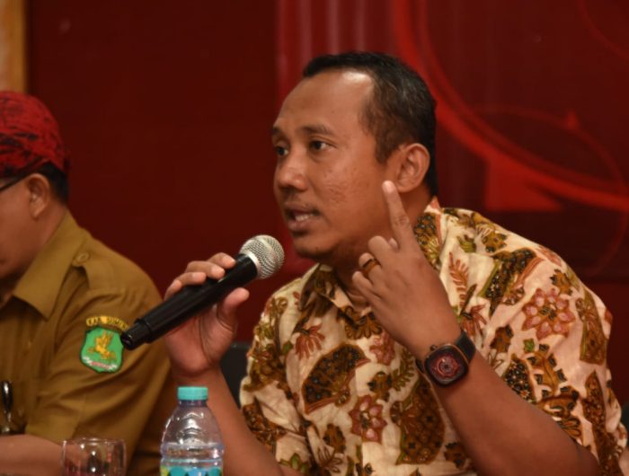Foto: Ketua Komisi I DPRD Sumenep Darul Hasyim Fath, saat menjadi pembicara peningkatan kapasitas aparatur pemerintah desa angkatan II, di salah satu hotel di Sumenep.