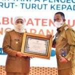 Foto: Bupati Achmad Fauzi saat menerima penghargaan Opini WTP kelima kalinya dari Gubernur Jatim, Khofifah Indar Parawansa, di Surabaya.