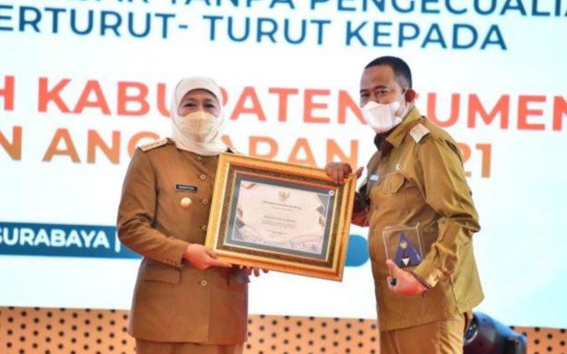 Foto: Bupati Achmad Fauzi saat menerima penghargaan Opini WTP kelima kalinya dari Gubernur Jatim, Khofifah Indar Parawansa, di Surabaya.
