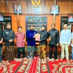 Kado Hari Jadi Sumenep ke-753, Bupati Fauzi Terima Buku Tentang Keris Peninggalan Keraton
