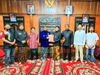 Kado Hari Jadi Sumenep ke-753, Bupati Fauzi Terima Buku Tentang Keris Peninggalan Keraton