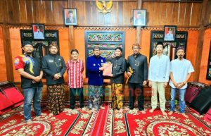 Kado Hari Jadi Sumenep ke-753, Bupati Fauzi Terima Buku Tentang Keris Peninggalan Keraton