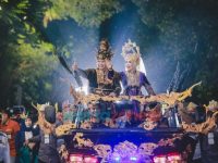 Malam Puncak Grand Carnival JFC 2022, Bupati Jember dan Ketua TP PKK Tampil Kenakan Kostum Majapahit