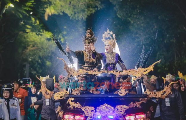 Malam Puncak Grand Carnival JFC 2022, Bupati Jember dan Ketua TP PKK Tampil Kenakan Kostum Majapahit