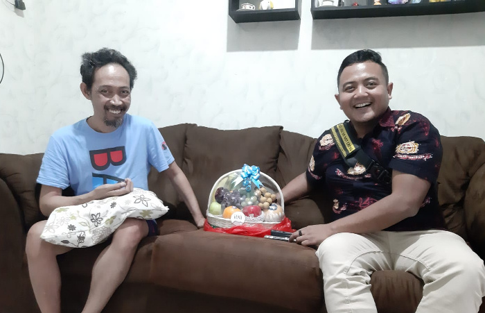Peduli, Kapolres Jember Sambangi Anggota, Wartawan hingga Pelaku Seni yang Sakit