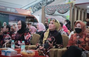 Pemkab Jember Kembali Raih Penghargaan Stan UMKM Terbaik dan Terfavorit