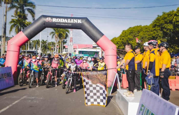 Peringati Hari Jadi ke-77 Provinsi Jatim, Bupati Jember Sosialisasikan Gempur Rokok Ilegal Kepada Peserta Funbike