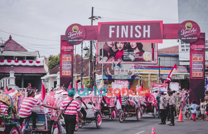 Ratusan Becak Hias Turut Meriahkan Karnaval di Jember