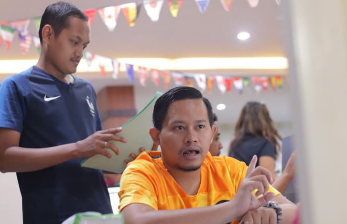 Seluruh Petugas Imigrasi Jember memakai Jersey Piala Dunia 2022