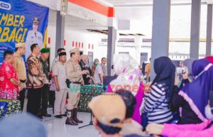 Tinjau Pembagian BLT, Bupati Jember: Jangan Dipinjamkan, Gunakan Untuk Kebutuhan Sendiri