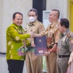 Bagikan SK Pensiun Kepada 111 ASN, Bupati Jember_ Karir Boleh Pensiun tapi Pengabdian Harus Jalan Terus Hingga Akhir Hayat