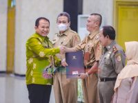 Bagikan SK Pensiun Kepada 111 ASN, Bupati Jember_ Karir Boleh Pensiun tapi Pengabdian Harus Jalan Terus Hingga Akhir Hayat