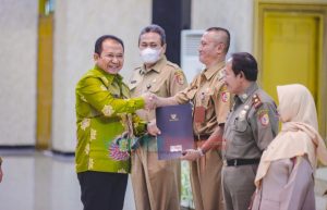 Bagikan SK Pensiun Kepada 111 ASN, Bupati Jember: Karir Boleh Pensiun tapi Pengabdian Harus Jalan Terus Hingga Akhir Hayat