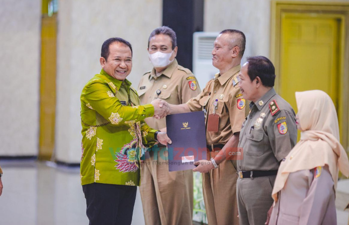 Bagikan SK Pensiun Kepada 111 ASN, Bupati Jember_ Karir Boleh Pensiun tapi Pengabdian Harus Jalan Terus Hingga Akhir Hayat