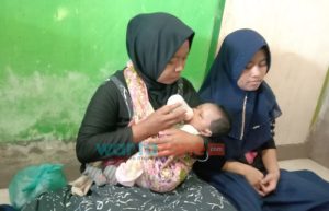 Bayi Malang Ditemukan di Teras Rumah Warga Jember, Baca Isi Suratnya Bikin Hati Terenyuh