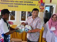 Dukung Pengembangan Atlet dari Tingkat Dini, Puluhan SSB di Jember Dapat Bantuan Perlengkapan Olahraga