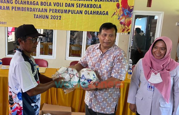 Dukung Pengembangan Atlet dari Tingkat Dini, Puluhan SSB di Jember Dapat Bantuan Perlengkapan Olahraga
