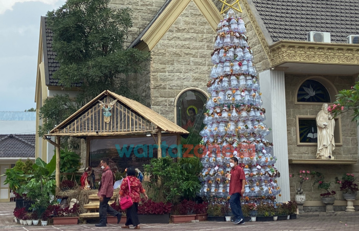 Gereja di Jember Pasang Pohon Natal Tinggi 7 Meter dari 200 Galon Bekas Air Mineral