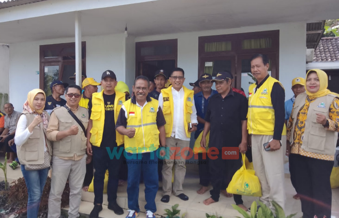 Golkar Jawa Timur Bantu Pengungsi Erupsi Semeru