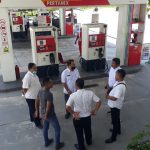 Foto: Bagian Perekonomian dan SDA Setdakab Sumenep saat melakukan pengecekan distribusi BBM bersubsidi di SPBU jelang perayaan Nataru 2023, Senin (19/12/2022).
