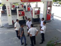 Foto: Bagian Perekonomian dan SDA Setdakab Sumenep saat melakukan pengecekan distribusi BBM bersubsidi di SPBU jelang perayaan Nataru 2023, Senin (19/12/2022).