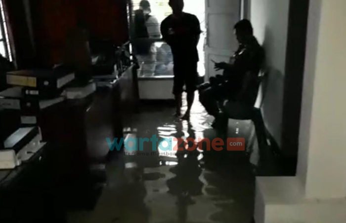 Kantor Bawaslu Jember Terendam Banjir