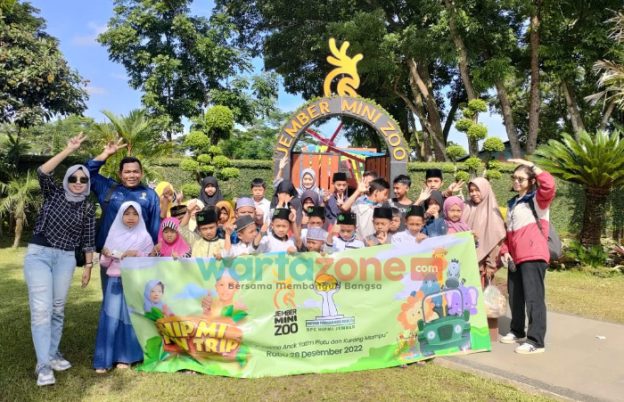 Libur Tahun Baru, Puluhan Anak Yatim Piatu Wisata ke Kebun Binatang Mini di Jember
