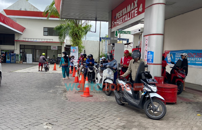 Pertalite di Jember Langka_ Setiap Hari Terjadi Antrian Motor dan Mobil