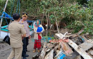 Polres Situbondo Salurkan Bantuan kepada Korban Bencana Angin Puting Beliung