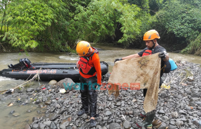 Proses Pencarian 4 Jenazah Hanyut Terbawa Arus di Jember, Ditemukan Dua Kain Kafan Bekas di Aliran Sungai Kali Jompo