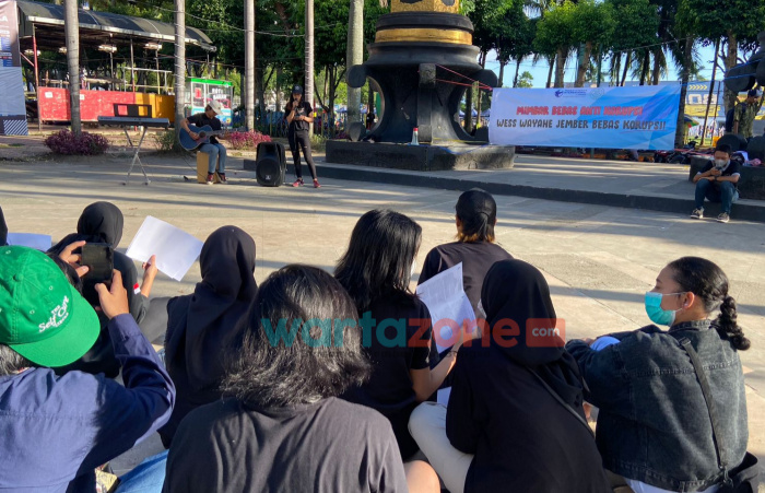 Puluhan Mahasiswa Gelar Mimbar Bebas Kritisi Dugaan Korupsi di Pemkab Jember