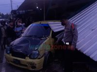 Salip Kendaraan dari Kiri, Mobil Seruduk 3 Rumah di Jember