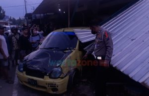 Salip Kendaraan dari Kiri, Mobil Seruduk 3 Rumah di Jember