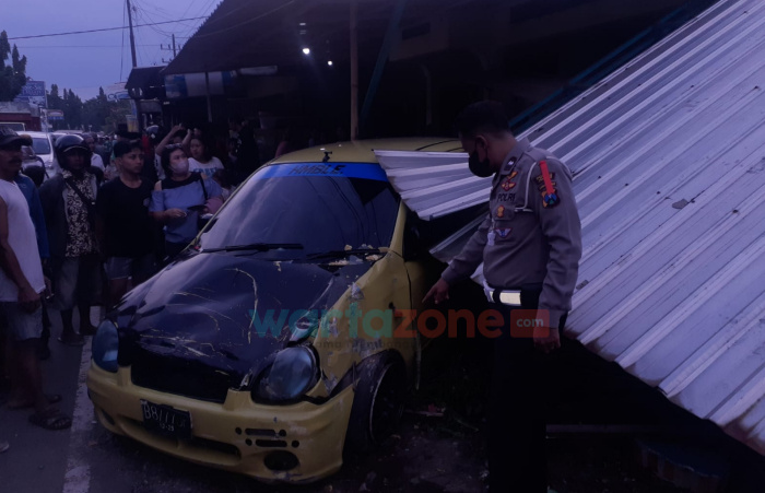 Salip Kendaraan dari Kiri, Mobil Seruduk 3 Rumah di Jember