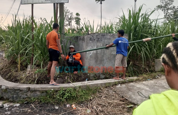 Cegah Bahaya, PPNI Lumajang Pasang Lampu Jalan di Jalur Darurat Lahar Semeru