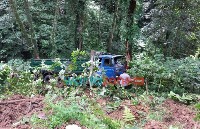 Dump Truk Laka Tunggal, Terperosok di Jalur Gumitir